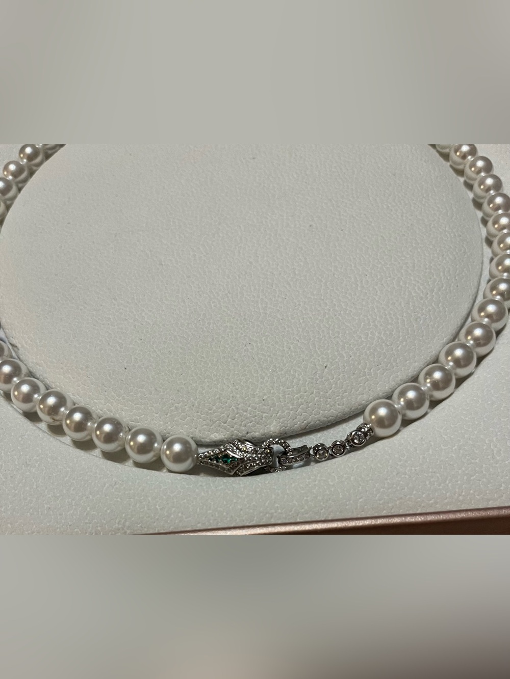 White Faux Pearl Necklace With Distinctive CZ Stone Panther Shape Clasp 16” NIB - Picture 4 of 8